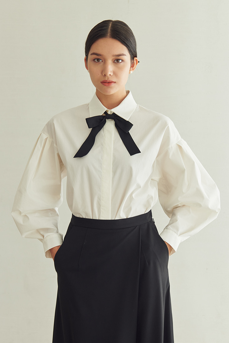 Pearl button puffy blouse - White